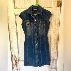 Adorable denim button up fitted dress. Hi Jeans brand.